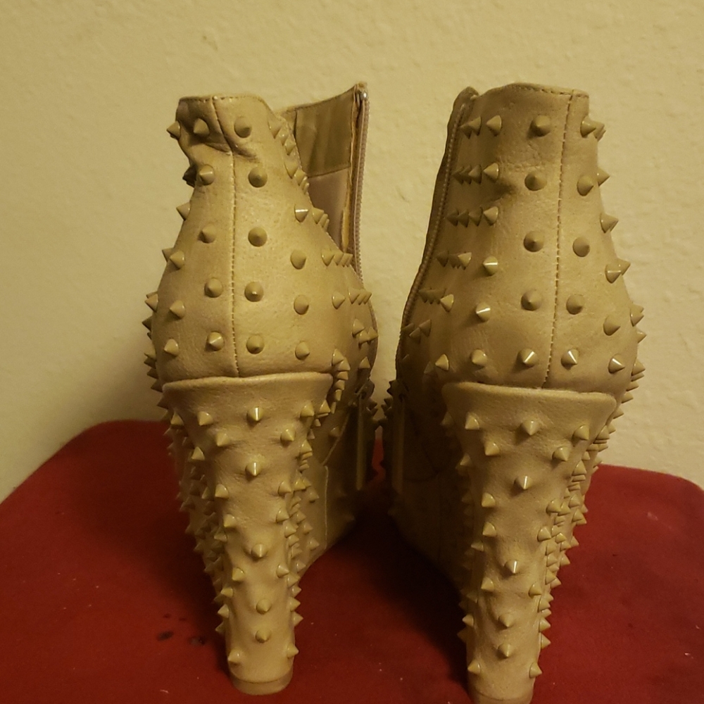 Shoes - Picture 4 of 6